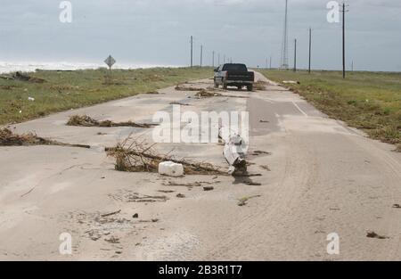 Surfside Beach Texas USA, 23. September 2005: Starke Winde wehen in dieser Strandgemeinde vor dem Landfall des Orkans Rita am folgenden Tag über die Straße hinweg Schutt. Viele Bewohner haben bereits aus dem tief gelegenen Küstengebiet evakuiert. ©Bob Daemmrich Stockfoto