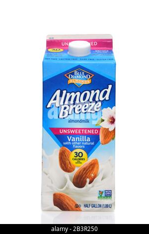 Irvine, KALIFORNIEN - 14. AUGUST 2019: Ein Karton mit Blue Diamond Almond Breeze Almondmilk Vanilla. Stockfoto