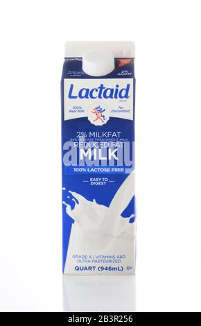 Irvine, CA - 2. JUNI 2015: Nahaufnahme eines Kartons mit Lactaid 2 % Reduzierter Fetthaltig Laktosefreier Milch. Lactaid macht eine komplette Linie laktosefreier Milchprodukte t Stockfoto