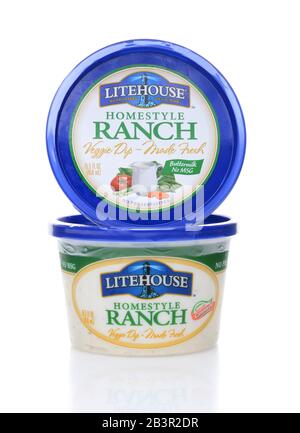 Irvine, CA - 23. JUNI 2014: Zwei Container von Lighthouse Homestyle Ranch Dip. Leuchtturm produziert über 40 Geschmacksrichtungen von Verbandstoffen, Dips, Marinaden, Salsa Stockfoto