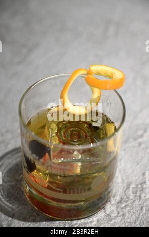 Altmodischer Whiskey-Cocktail, der in der Bar in Jim serviert wird Beam American Stillhouse.Clermont.Kentucky.USA Stockfoto