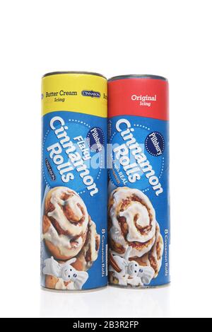 Irvine, KALIFORNIEN - 14. AUGUST 2019: Zwei Packungen von Pillsbury Cinnamon Rolls. Stockfoto