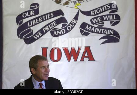 Der Gouverneur von Texas, George W. Bush, hält vier Tage später eine Rede vor einem Banner aus Iowa am Central College in Pella während einer Wahlkampfreise nach Iowa, bevor die Präferenz für das Präsidentenamt 2000 des Staates warnt. Stockfoto