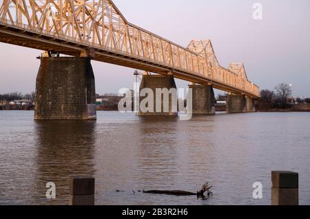 George Rogers Clark Memorial Bridge über Ohio River in der Abenddämmerung.Louisville.Kentucky.USA Stockfoto