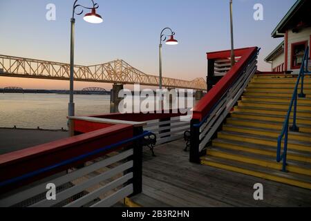 Der Blick auf die George Rogers Clark Memorial Bridge über den Ohio River bei Sonnenuntergang vom Louisville Waterfront Park.Louisville.Kentucky.USA Stockfoto