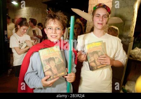 Austin, Texas, USA, Juli 8 2000: Bruder (l) als Harry Potter und Schwester (r) als Dobby the House Elf bei der Release Party für 'Harry Potter IV' im unabhängigen Buchladen Book People. ©Bob Daemmrich Stockfoto