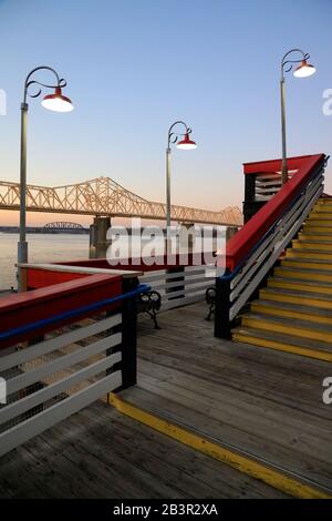 Der Blick auf die George Rogers Clark Memorial Bridge über den Ohio River bei Sonnenuntergang vom Louisville Waterfront Park.Louisville.Kentucky.USA Stockfoto