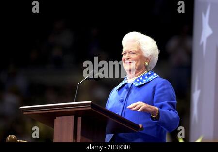 Philadelphia, Pennsylvania, USA, 01.AUG2000: Die ehemalige First Lady Barbara Bush, Mutter des republikanischen Präsidentschaftskandidaten George W. Bush, spricht mit Delegierten des Republikanischen Nationalkonvents. ©Bob Daemmrich Stockfoto