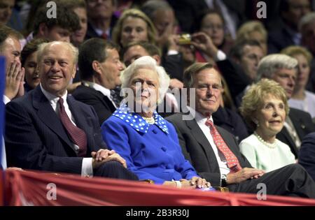 Philadelphia, Pennsylvania USA, 01. August 2000: Ehemaliger Präs. Gerald Ford, ehemalige First Lady Barbara Bush, ehemaliger Präs. George Bush und ehemalige First Lady Nancy Reagan bei der Republikanischen Nationalversammlung. ©Bob Daemmrich Stockfoto