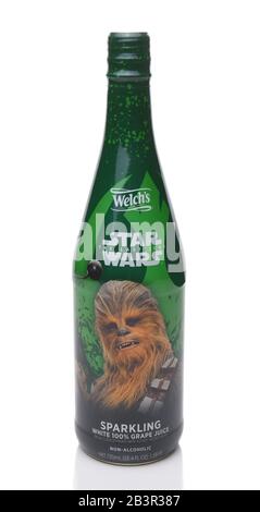 Irvine, KALIFORNIEN - 17. DEZEMBER 2017: Eine Flasche Welchs Star Wars Funkelnden weißen Traubensaft. Die Flasche in limitierter Auflage ist mit dem Wookiee Char ausgestattet Stockfoto