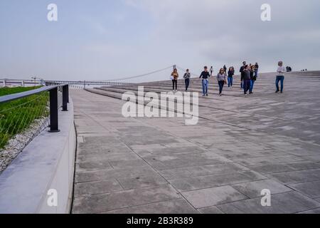 Das Dach des MAAT Museum of Art, Architecture and Technology in Lissabon wurde von der britischen Architektin Amanda Levete entworfen Stockfoto
