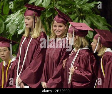 Austin, Texas, USA, 25MAY00: Jenna Welch Bush (Mitte) lacht mit Klassenkameraden, nachdem sie ihr Diplom von der Austin (TX) High School bei den Anfangszeremonien erhalten hatte. Jenna und die Zwillingsschwester Barbara, Töchter des Gouverneurs von Texas und Präsidentschaftskandidat George W. Bush, werden im Herbst an der Hochschule teilnehmen. ©Bob Daemmrich Stockfoto