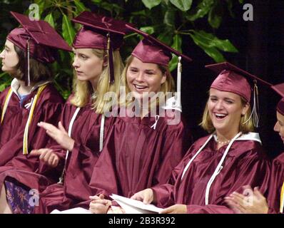 Austin, Texas, USA, 25MAY00: Jenna Welch Bush (Mitte) lacht mit Klassenkameraden, nachdem sie ihr Diplom von der Austin (TX) High School bei den Anfangszeremonien erhalten hatte. Jenna und die Zwillingsschwester Barbara, Töchter des Gouverneurs von Texas und Präsidentschaftskandidat George W. Bush, werden im Herbst an der Hochschule teilnehmen. ©Bob Daemmrich Stockfoto