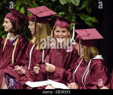 Austin, Texas, USA, 25MAY00: Jenna Welch Bush (Mitte) lacht mit Klassenkameraden, nachdem sie ihr Diplom von der Austin (TX) High School bei den Anfangszeremonien erhalten hatte. Jenna und die Zwillingsschwester Barbara, Töchter des Gouverneurs von Texas und Präsidentschaftskandidat George W. Bush, werden im Herbst an der Hochschule teilnehmen. ©Bob Daemmrich Stockfoto