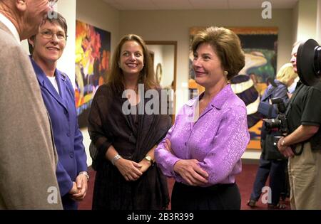 Austin Texas USA, um 1999: Texas First Lady Laura Bush trifft sich mit Gästen in ihrem Büro im Texas Capitol während der zweiten Amtszeit ihres Mannes George W. Bush als Gouverneur. ©Bob Daemmrich Stockfoto