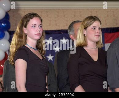 Austin Texas USA, 07MAR2000: Präsidentschaftskandidat der Republikaner und Gouverneur von Texas. George W. Bushs Zwillingstöchter Barbara (links) und Jenna im Teenageralter stehen bei einer Siegerkundgebung am Super Tuesday auf der Bühne. ©Bob Daemmrich Stockfoto