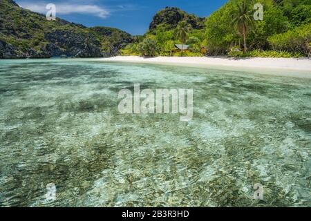 Leerer flacher Sternenstrand auf der Insel Tapiutan. El Nido, Palawan, Philippinen Stockfoto