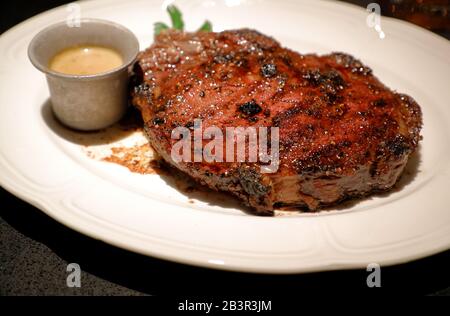 Eichenholz gegrilltes Ribeye Steak serviert in repeal Oak-Fired Steakhouse.Whiskey Row.Louisville.Kentucky.USA Stockfoto