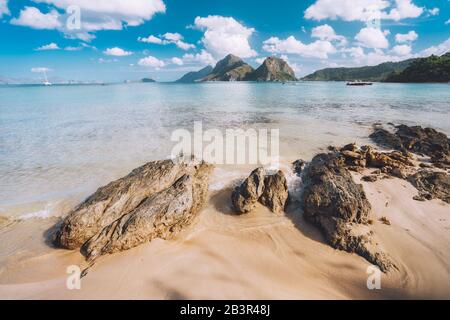 Sandy Beach mit Felsen und Bergen im Hintergrund, El Nido, Palawan, Philippinen Stockfoto