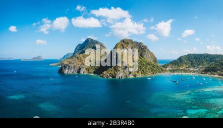 Blick auf die Strandlagune von Corong mit Touristenbooten. El Nido-Dorf, Palawan, Philippinen Stockfoto
