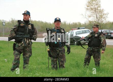 Waco Texas USA, 1993. März: ATF-Agenten bewachen während der 51-tägigen Konfrontation mit den Anhängern von David Koresh eine Straße zum Branch Davidian-Gelände außerhalb von Waco. ©Bob Daemmrich Stockfoto