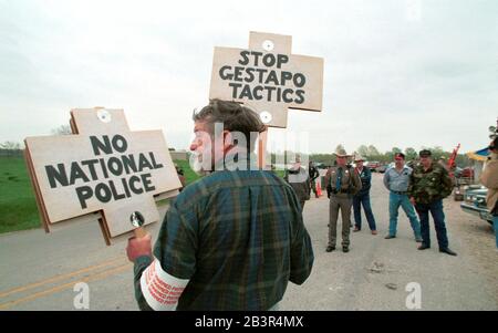 Waco Texas USA, 1993. März: Ein eineiiger Protestler, der das anprangert, was er als einschneidende Polizeitaktiken gegen die Zweigstelle bezeichnet Davidians steht während der 51-tägigen Konfrontation zwischen Davidians und den Strafverfolgungsbehörden der Bundesbehörden in der Nähe des Geländes der religiösen Sekte vor Waco vor einer Polizeisperre. ©Bob Daemmrich Stockfoto