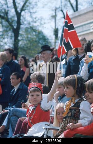 Stoughton, Wisconsin USA, 17 1971. Mai: Ein junges Mädchen in traditioneller norwegischer Kleidung winkt der norwegischen Flagge während der jährlichen Syttendi Mai Parade durch die Innenstadt, die das norwegische Erbe der Stadt feiert. ©Bob Daemmrich Stockfoto