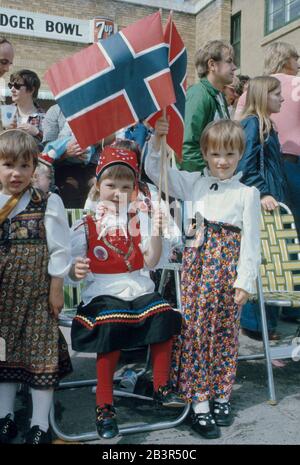 Stoughton, Wisconsin USA, 17 1971. Mai: Ein junges Mädchen in traditioneller norwegischer Kleidung winkt der norwegischen Flagge während der jährlichen Syttendi Mai Parade durch die Innenstadt, die das norwegische Erbe der Stadt feiert. ©Bob Daemmrich Stockfoto