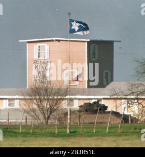Waco Texas USA, 1993. März: Ein Panzer der US-Armee fährt während der 51-tägigen Konfrontation zwischen Sektenmitgliedern und Strafverfolgungsbehörden des Bundes am Branch Davidian-Gelände in der Nähe von Waco, Texas, vorbei. ©Bob Daemmrich Stockfoto