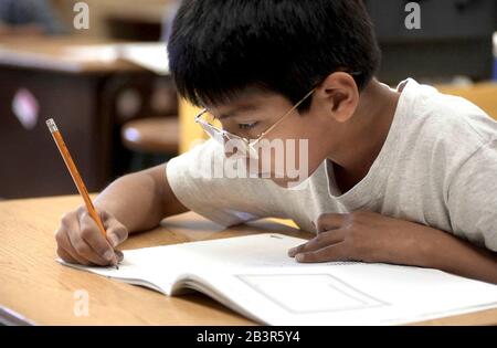 Austin, Texas, USA, 28. März 00: Student der dritten Klasse an der Walnut Creek Elementary beantwortet Fragen zum Reading Proficiency Test in English (RPTE), der 2000 zum ersten Mal an englischsprachige Studenten vergeben wurde. Administratoren und Eltern sind besorgt über die große Anzahl standardisierter Tests, die in diesem Jahr von Studenten durchgeführt werden sollen. ©Bob Daemmrich Stockfoto