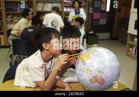 Austin, Texas, USA, 28. März 2000: Vietnamesisch-amerikanische Studenten in einer Klasse der Klassen 4th und 5th an der Walnut Creek Elementary School arbeiten an einem Geografie-Unterricht. © Bob Daemmrich Stockfoto