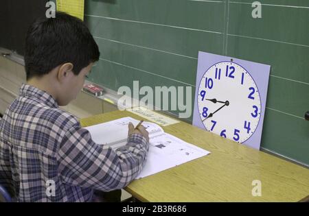 Austin, Texas, USA, 28. März 00: Student der dritten Klasse an der Walnut Creek Elementary beantwortet Fragen zum Reading Proficiency Test in English (RPTE), der 2000 zum ersten Mal an englischsprachige Studenten vergeben wurde. Administratoren und Eltern sind besorgt über die große Anzahl standardisierter Tests, die in diesem Jahr von Studenten durchgeführt werden sollen. ©Bob Daemmrich Stockfoto