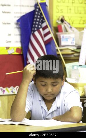 Austin, Texas, USA, 28. März 00: Ein Schüler der dritten Klasse an der Walnut Creek Elementary School nimmt eine Pause ein, um Fragen zum Reading Proficiency Test in English (RPTE) zu beantworten, der nur an wenige englischsprachige Studenten vergeben wurde. Administratoren und Eltern sind besorgt über die große Anzahl standardisierter Tests, die in diesem Jahr von Studenten durchgeführt werden sollen. ©Bob Daemmrich Stockfoto