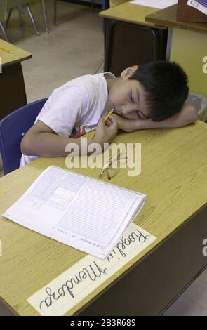 Austin, Texas, USA, 28. März 00: Ein Schüler der dritten Klasse an der Walnut Creek Elementary School nimmt eine Pause ein, um Fragen zum Reading Proficiency Test in English (RPTE) zu beantworten, der nur an wenige englischsprachige Studenten vergeben wurde. Administratoren und Eltern sind besorgt über die große Anzahl standardisierter Tests, die in diesem Jahr von Studenten durchgeführt werden sollen. ©Bob Daemmrich Stockfoto