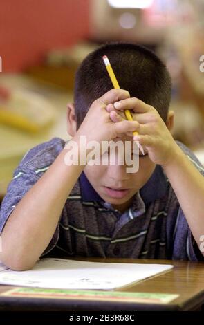 Austin, Texas, USA, 28. März 00: Ein Schüler der dritten Klasse an der Walnut Creek Elementary School nimmt eine Pause ein, um Fragen zum Reading Proficiency Test in English (RPTE) zu beantworten, der nur an wenige englischsprachige Studenten vergeben wurde. Administratoren und Eltern sind besorgt über die große Anzahl standardisierter Tests, die in diesem Jahr von Studenten durchgeführt werden sollen. ©Bob Daemmrich Stockfoto