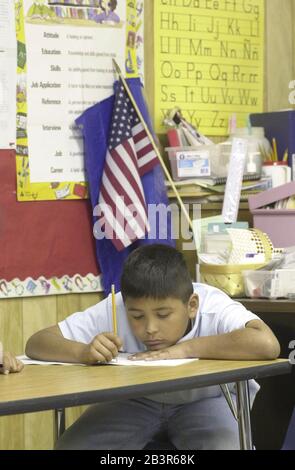 Austin, Texas, USA, 28. März 00: Ein Schüler der dritten Klasse an der Walnut Creek Elementary School nimmt eine Pause ein, um Fragen zum Reading Proficiency Test in English (RPTE) zu beantworten, der nur an wenige englischsprachige Studenten vergeben wurde. Administratoren und Eltern sind besorgt über die große Anzahl standardisierter Tests, die in diesem Jahr von Studenten durchgeführt werden sollen. ©Bob Daemmrich Stockfoto