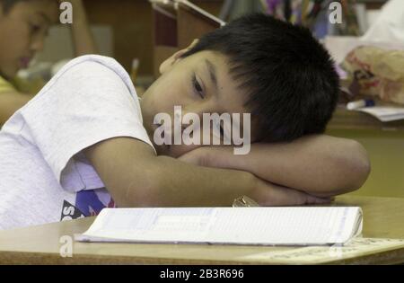 Austin, Texas, USA, 28. März 00: Ein Schüler der dritten Klasse an der Walnut Creek Elementary School nimmt eine Pause ein, um Fragen zum Reading Proficiency Test in English (RPTE) zu beantworten, der nur an wenige englischsprachige Studenten vergeben wurde. Administratoren und Eltern sind besorgt über die große Anzahl standardisierter Tests, die in diesem Jahr von Studenten durchgeführt werden sollen. ©Bob Daemmrich Stockfoto