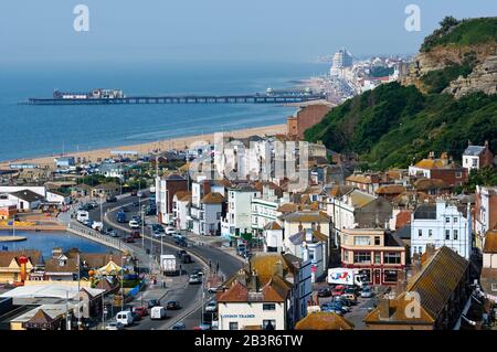 Die Küste und die Küstenstraße in Hastings, East Sussex, Großbritannien, mit Blick nach Westen, von East Hill Stockfoto