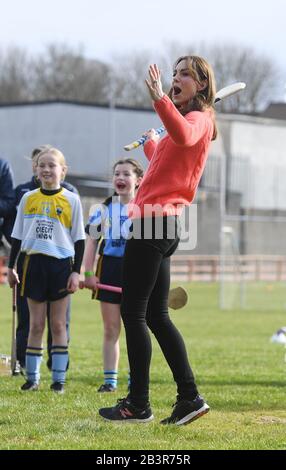 Die Duchess of Cambridge versucht ihre Hand bei Hurling im Rahmen ihres Besuches im Salthill Knocknacarra GAA Club in Galway am dritten Tag ihres Besuches in der Republik Irland. PA Foto. Bilddatum: Donnerstag, 5. März 2020. Siehe PA Story ROYAL Cambridge. Der Fotowredit sollte lauten: Facundo Arrizabalaga/PA Wire Stockfoto