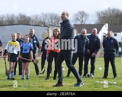 Der Herzog von Cambridge versucht sich im Rahmen ihres Besuches im Salthill Knocknacarra GAA Club in Galway am dritten Tag seines Besuches in der Republik Irland mit der Hand in Hurling. PA Foto. Bilddatum: Donnerstag, 5. März 2020. Siehe PA Story ROYAL Cambridge. Der Fotowredit sollte lauten: Facundo Arrizabalaga/PA Wire Stockfoto