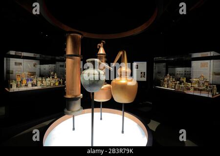 Verschiedene Arten von Stills mit Fällen von seltenen und Vintage Bourbon Whiskeys werden in der "raffinierten" Sektion der Spirit of Kentucky Ausstellung gezeigt. Frazier History Museum.Louisville.Kentucky.USA Stockfoto