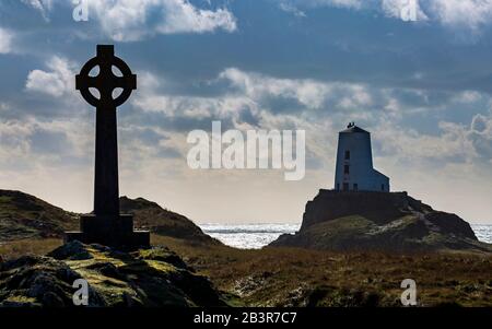 Das Celtic Cross und der Leuchtturm Twr Mawr auf der Insel Llanddwyn, Anglesey Stockfoto