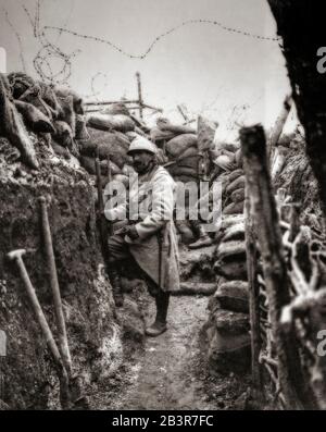 Französische Soldaten, die die Schützengräben am Vimy Ridge in der Region Nord-Pas-de-Calais in Frankreich im Winter des Jahres 1915 während des Ersten Weltkriegs bemannen. Die Schlacht am Vimy-Grat fand im folgenden Frühjahr statt. Stockfoto