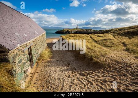 Blick auf den Leuchtturm von Twr Bach vom Lifeboat House auf der Insel Llanddwyn, Anglesey Stockfoto