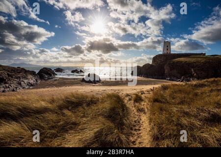 Ein Blick auf Porth Twr Mawr und Twy Mawr Leuchtturm auf Llanddwyn Island, Anglesey, Wales Stockfoto