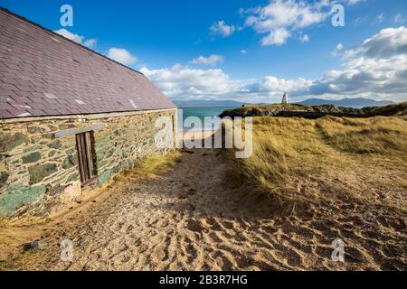 Blick auf den Leuchtturm von Twr Bach vom Lifeboat House auf der Insel Llanddwyn, Anglesey Stockfoto