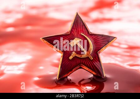 Sowjetische rote Sterne Abzeichen im Blut Stockfoto
