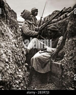 Französische Soldaten, die die Schützengräben am Vimy Ridge in der Region Nord-Pas-de-Calais in Frankreich im Winter des Jahres 1915 während des Ersten Weltkriegs bemannen. Die Schlacht am Vimy-Grat fand im folgenden Frühjahr statt. Stockfoto