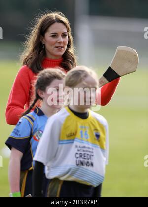 Die Duchess of Cambridge bei einem Besuch im Salthill Knocknacarra GAA Club in Galway, um mehr über den traditionellen Sport am dritten Tag ihres Besuches in der Republik Irland zu erfahren. Stockfoto