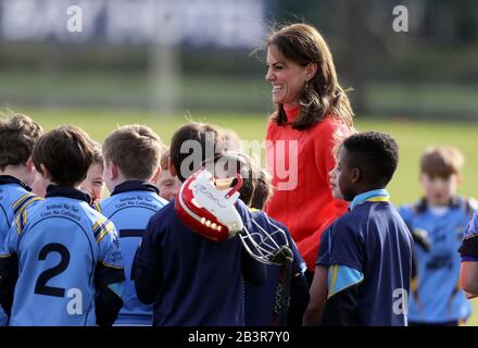 Die Duchess of Cambridge bei einem Besuch im Salthill Knocknacarra GAA Club in Galway, um mehr über den traditionellen Sport am dritten Tag ihres Besuches in der Republik Irland zu erfahren. Stockfoto